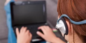 ¿Qué beneficios ofrece estudiar de manera virtual?